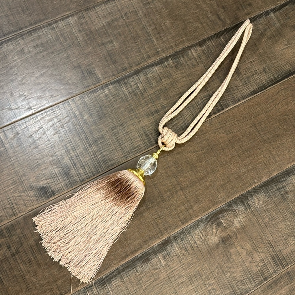NWOT SINGLE DRAPE TOE BACK LUXURY